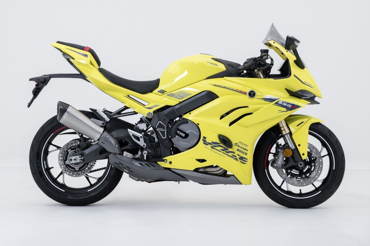 <div class='descrGalleryTitle'>6.	Voge RR660S </div><div class='descrGalleryText'><p>Continuiamo il palleggio Cina-Giappone con la <b>Voge RR660S</b>, moto carenata a quattro cilindri in linea con motore bialbero 16 valvole da 662 cc, 99 cavalli a 11.500 giri e 64 Nm a 10.000 giri. Numeri da sportiva, ma <b>non da moto davvero racing</b>: per raffronto, la Honda CBR 600 RR Fireblade, pur con 60 cc in meno eroga 20 cavalli in più. In sostanza, un mezzo meno estremo, realisticamente più affidabile e <b>sicuramente molto più abbordabile economicamente</b>. La dotazione elettronica è comunque completa: ci sono ABS e controllo di trazione cornering e launch control. </p>
<p>La ciclistica si basa su un telaio perimetrale in acciaio, forcellone bi-braccio in alluminio, forcella rovesciata, monoammortizzatore regolabile nel precarico e nel ritorno idraulico; i freni sono all’anteriore <b>Brembo con pinze radiali</b>, al posteriore Nissin. Confermano il posizionamento non tra i modelli racing gli pneumatici di primo equipaggiamento CST. <b>La 660 è affiancata dalla 500</b>, anche lei 4 in linea, da 76 cavalli. Entrambe saranno disponibili in versione per patente A2.</p>
</div>